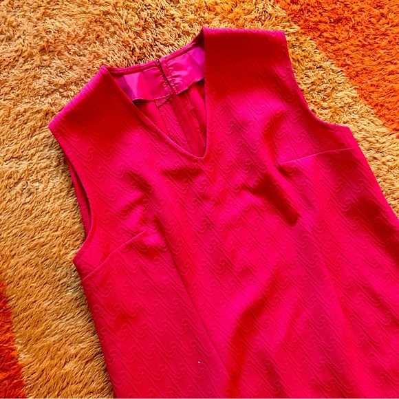 Vintage 60s 70s Cherry Red Sleeveless A-Line Dress – Textured Knit Mod Shift - Picture 2 of 9
